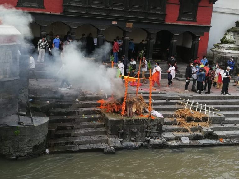 पशुपतिमा जलाउन राखिएको शवबाट मासु र हड्डी चोरी