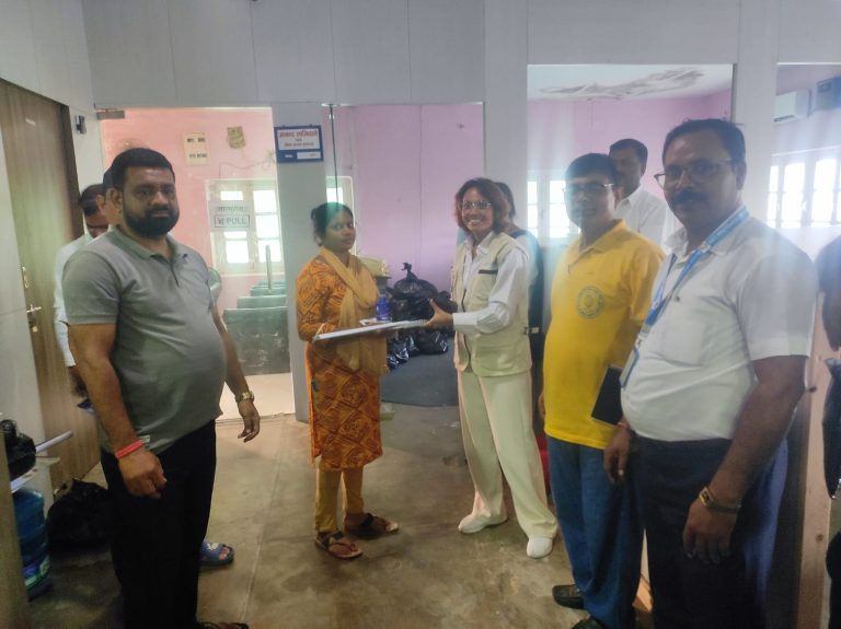 वीरगञ्ज महानगरद्वारा विद्यालयमा स्वच्छता सामग्री वितरण