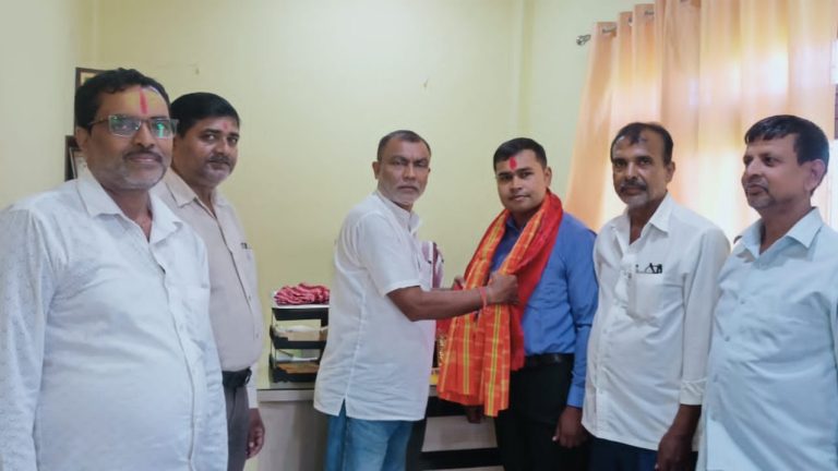 पीएचडी उपाधि हासिल गरेका डा. बैठा वडाबाट सम्मानित, शिक्षा र अनुसन्धानमा योगदान दिने संकल्प