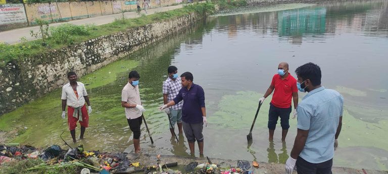 संविधान दिवसमा कलैयास्थित रामजानकी मन्दिरको पोखरीमा युवाहरूको बृहत सरसफाइ अभियान