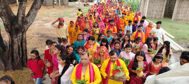 त्रिवेणीमा दुर्गा पूजाको जलयात्रामा जेनजीले शरबत र फलफुल वितरण गर्ने