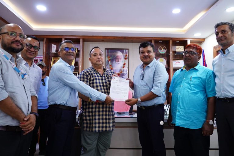 औषधी उत्पादक संघद्वारा वीरगंज महानगरलाई कम्प्युटर, प्रिन्टरसहितका उपकरण सहयोग