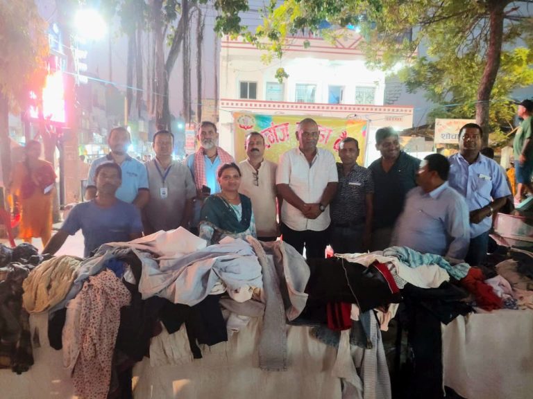 वीरगञ्ज कपडा बैंकद्वारा दीपावलीको अवसरमा ९ सय थान कपडा वितरण