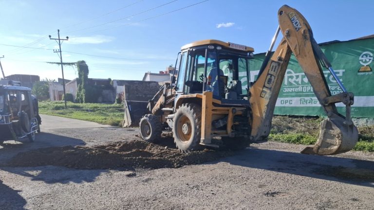 अविरल वर्षाबाट क्षतिग्रस्त सडक मर्मत गर्दै महानगर, रामगढवा सडक मर्मत पछि आवागमन सहज