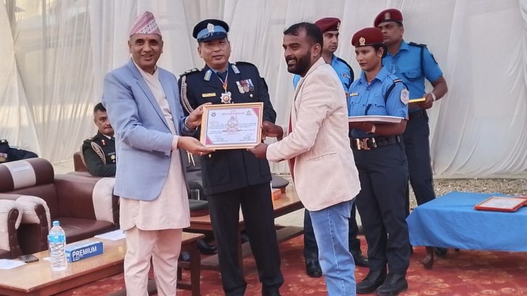 ७०औं प्रहरी दिवसमा रातोपानाका अनिल गुप्ता सम्मानित