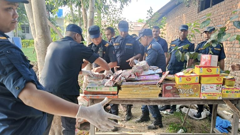 पर्सामा १२ लाख मूल्यका पटाका नष्ट