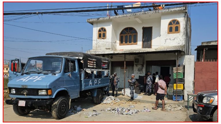 सशस्त्र प्रहरीले १५० क्यारेट अवैध केरा बरामद गरी भन्सारमा बुझायो