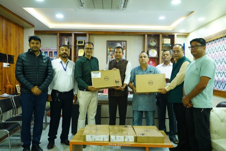 भास्करद्वारा वीरगंज महानगरलाई पाँच थान ल्यापटप सहयोग