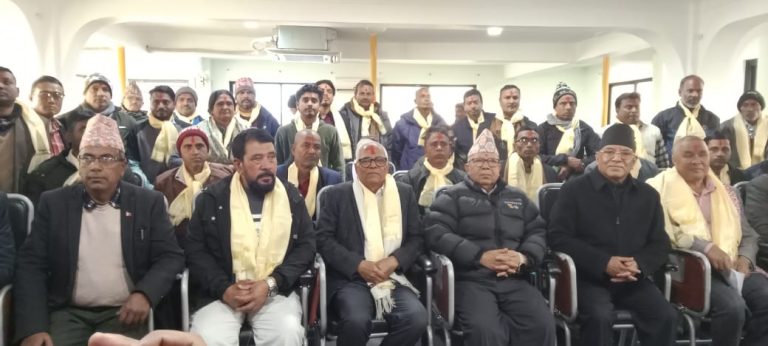 एमाले छाडेर प्रल्हाद गिरिसहित दर्जनौँ नेता नेकपामा प्रवेश