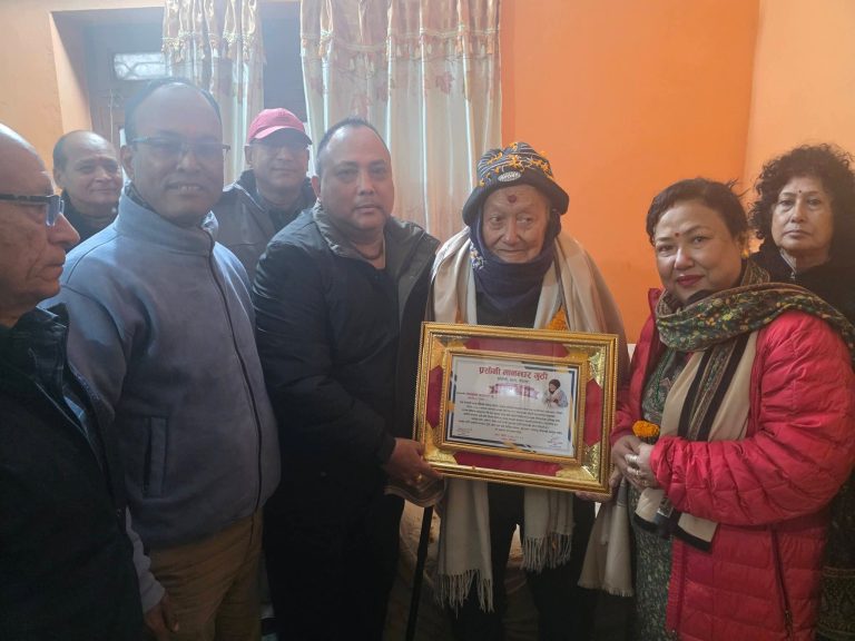 प्रसौनी मानन्धर समाजद्वारा १०६ वर्षीय बालकृष्ण सम्मानित