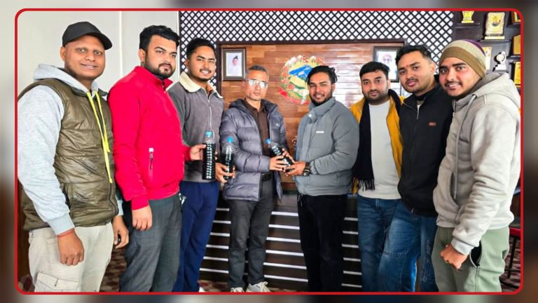 श्रीसिया नदीको पानी बोकेर युवाहरू पुगे जीतपुरसिमरा, उद्योगजन्य प्रदूषण बन्द गर्न माग