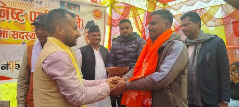 काँग्रेस छोड्दै एमाले प्रवेश, पर्सा–३ मा पाण्डेको प्रभाव बढ्दो