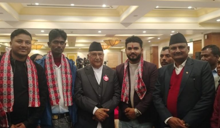 बिन्दवासिनीका युवा नेता मधुसुदन चौरसिया एमालेमा, ओलीले खादा लगाएर गरे स्वागत