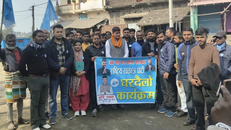 हरि पन्तद्वारा सहिद दिलिप चौरसियाको परिवारसँग भेट