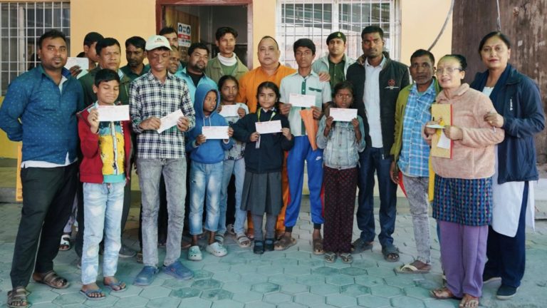 अपाङ्गता भएका १६ बालबालिकालाई मेयर सिंहले प्रदान गरे जनही ५ हजार शैक्षिक सहयोग