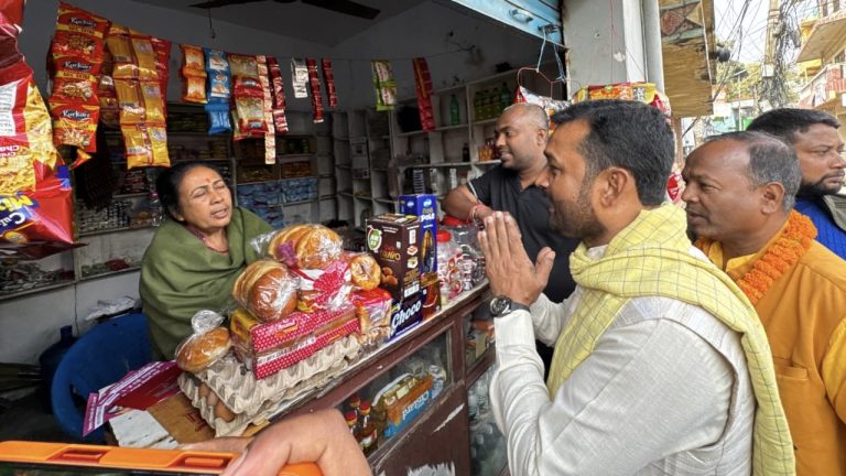 वीरगञ्जमा यादवको घरदैलो अभियान, मतदातासँग प्रत्यक्ष संवाद