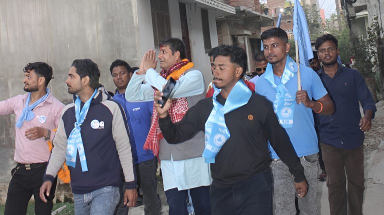 घरदैलोमार्फत मतदातासँग संवाद गर्दै हरि पन्त