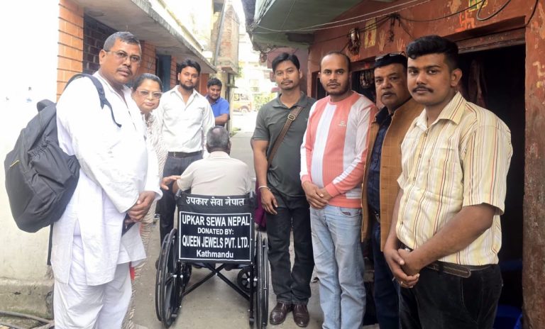 शारीरिक अपाङ्ग व्यक्तिलाई व्हीलचेयर सहयोग