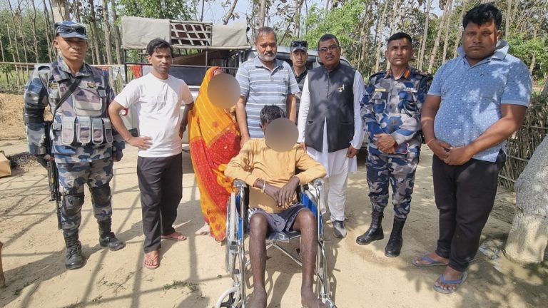 घरदैलोमै पुगेर शस्त्र प्रहरीद्वारा अपाङ्गता भएका चार जनालाई ह्वीलचेयर वितरण