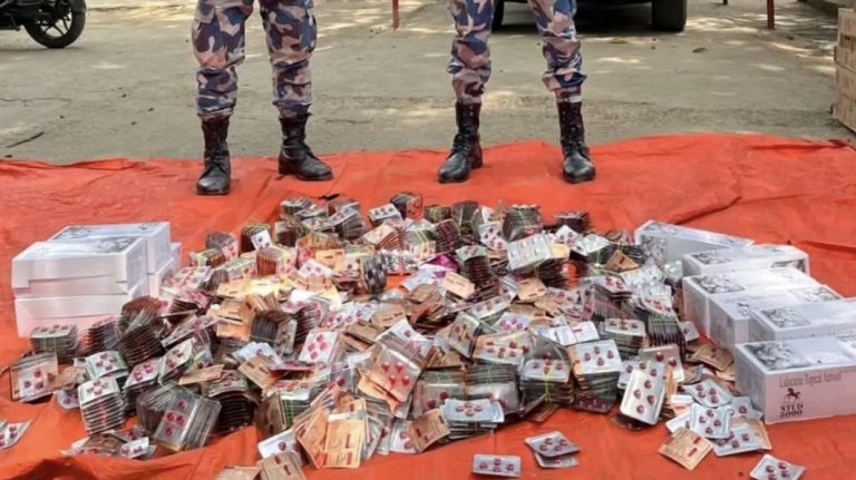 वीरगञ्ज बसपार्कबाट ६ लाख बढीका गर्भनिरोधक र यौनवर्धक औषधि बरामद