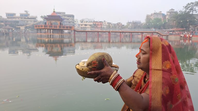उदाउँदो सूर्यलाई अर्घ दिएसंगै यस वर्षको चैती छठ समापन