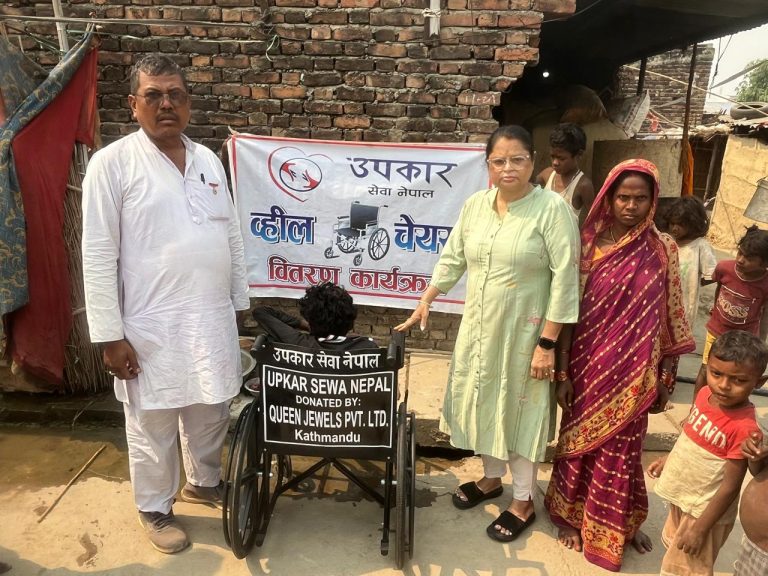 असहाय अपाङ्ग व्यक्तिलाई उपकार सेवा नेपालको ह्वीलचेयर सहयोग