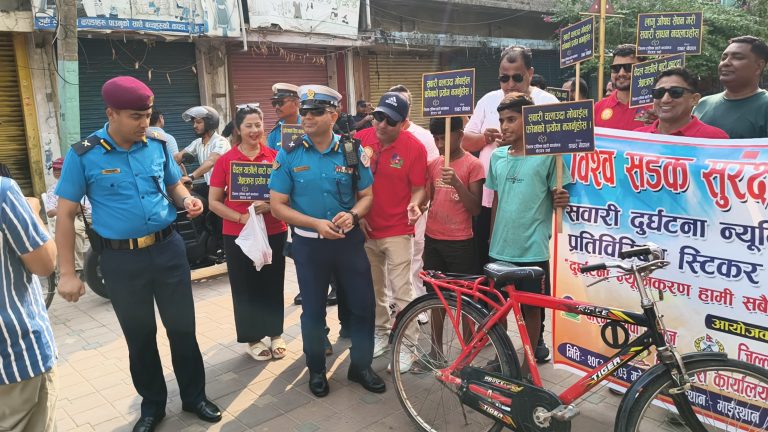 विश्व सडक सुरक्षा सप्ताहमा वीरगञ्जमा रिफ्लेक्टिभ स्टिकर अभियान