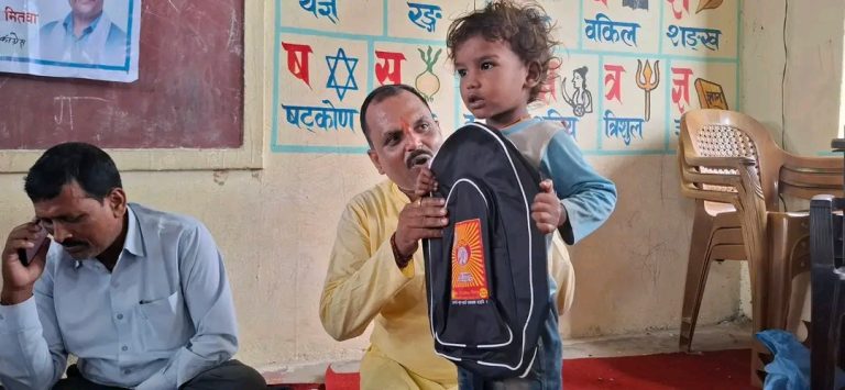 बहुदरमाईमा बालविकासका विद्यार्थीलाई ब्याग वितरण