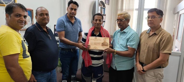 चर्चित खेलाडी तथा गायक अशोक प्रधान सम्मानित