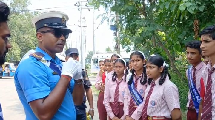 ट्राफिक सप्ताहको अन्तिम दिन गण्डकमा सचेतना कार्यक्रम, विद्यार्थीदेखि चालकसम्मलाई नियमबारे जानकारी