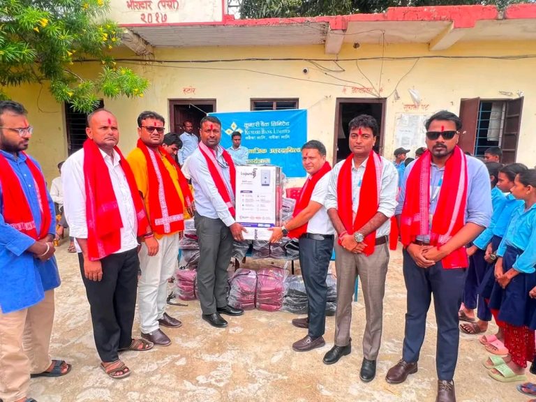 कुमारी बैंकद्वारा बहुदरमाईको विद्यालयमा १५० विद्यार्थीलाई झोला र पानी फिल्टर सहयोग