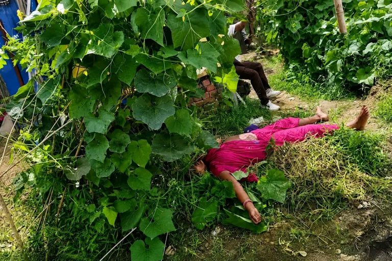 खुकुरी प्रहारबाट महिलाको हत्या, आरोपित स्थानीयको कुटाइबाट घाइते