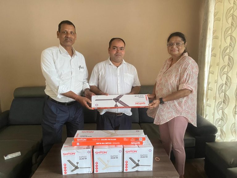 उपकार सेवा नेपालद्वारा लालपर्सा बर्थिङ सेन्टरलाई सिलिङ पंखा सहयोग