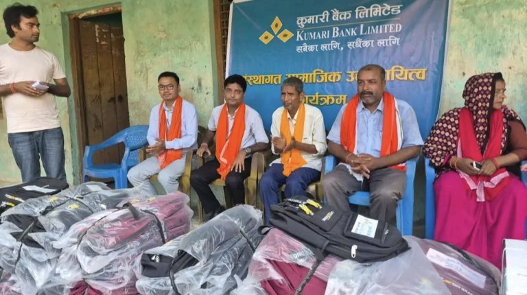 कुमारी बैंकद्वारा पचरुखीका विद्यार्थीलाई विद्यालय ब्याग र खानेपानी फिल्टर वितरण