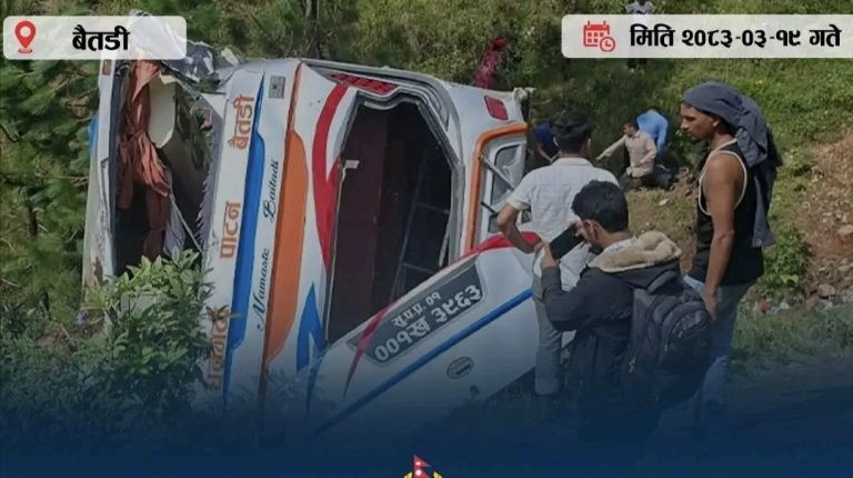 बैतडीमा यात्रुबाहक बस २०० मिटर तल खस्यो, १७ जना घाइते