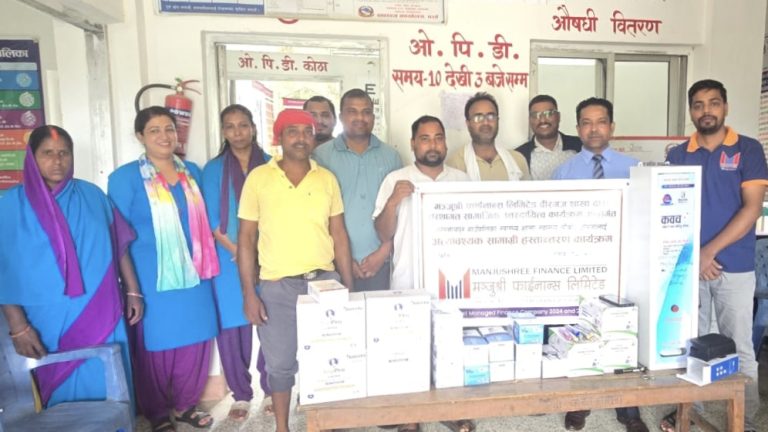 औराहा स्वास्थ्य चौकीमा मञ्जुश्री फाइनान्सद्वारा स्वास्थ्य सामग्री र प्याड भेन्डिङ मेसिन हस्तान्तरण