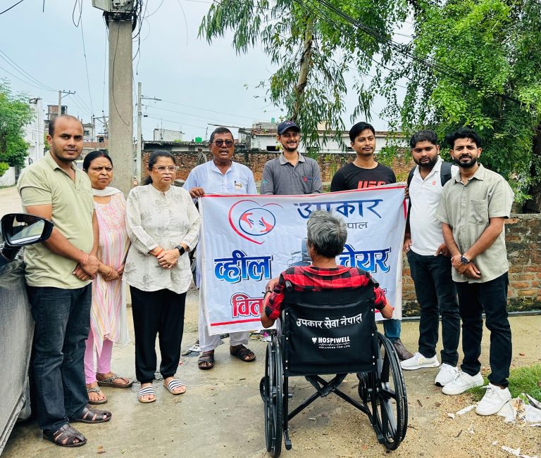 उपकार सेवा नेपालद्वारा शारीरिक रूपमा पूर्ण अपाङ्गता भएका व्यक्तिलाई ह्वीलचेयर सहयोग