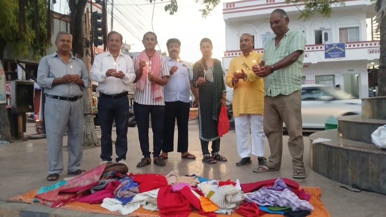 वीरगञ्ज कपडा बैंकको स्थापना दिवसमा कपडा वितरणसँगै दीप प्रज्वलन