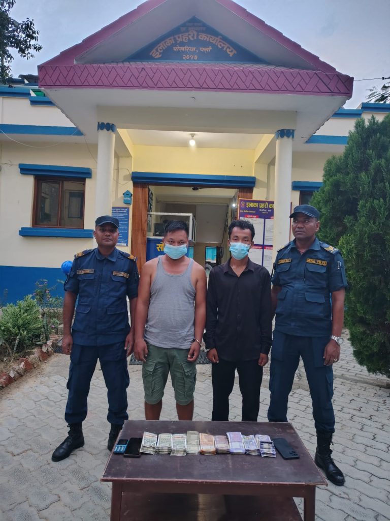 स्रोत नखुलेको प्रतिबन्धित भारतीय नोटसहित दुई जना नेपाली पक्राउ