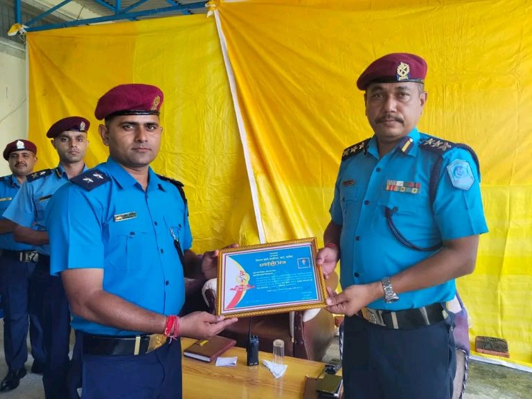 साउन महिनाको उत्कृष्ट प्रहरी बने मनोज