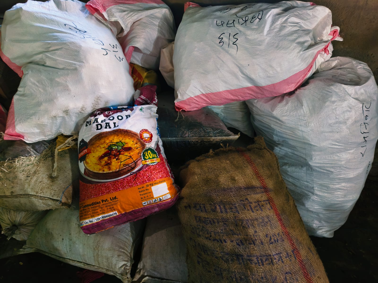 भन्सार छली ल्याइएका २० लाख ८१ हजारका खाद्यान्न तथा औषधि बरामद