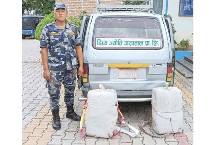 प्रहरी परिसरभित्र प्रवेश गरी अस्पतालको स्टिकर उक्काउने व्यक्ति पक्राउ
