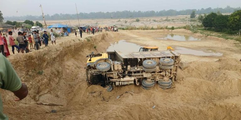 ग्रावेल अनलोड गर्ने क्रममा टिपर पल्टिँदा क्रसर सञ्चालकको मृत्यु