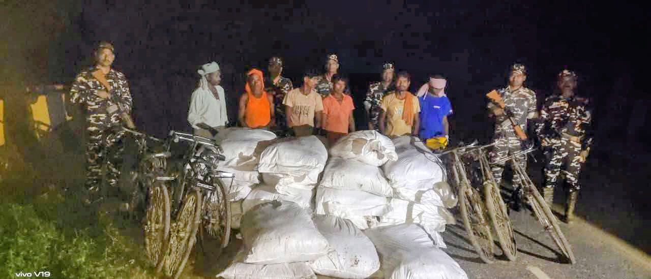 भारतबाट चकलेट ल्याउँदै गरेका ६ नेपाली एसएसबीको नियन्त्रणमा