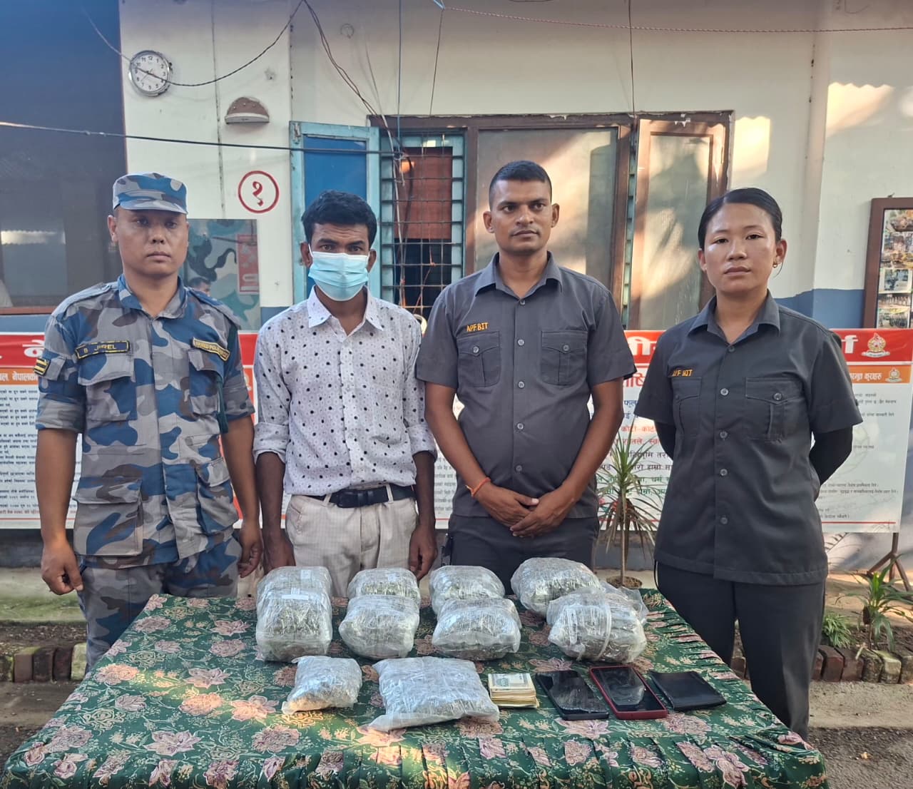 कुरकुरेको प्याकेटभित्र ब्राउन सुगर लुकाएर ल्याउँदै गरेका १८ वर्षीय शेख र गाँजासहित मियाँ पक्राउ