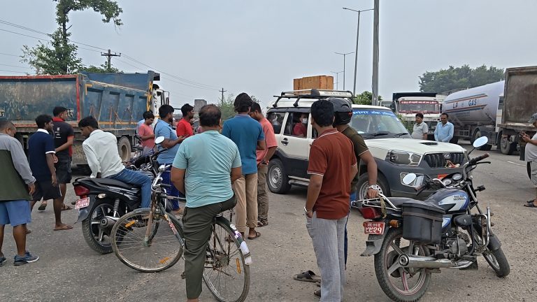 सडकको बेहाल अवस्था देखाउँदै बहुअरीमा स्थानीयको विरोध, पहल नभए आन्दोलन बढाउने चेतावनी